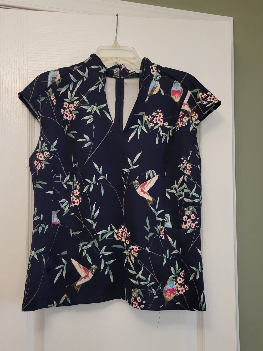 New York & Company Navy Floral & Bird Keyhole Cap Sleeve Top